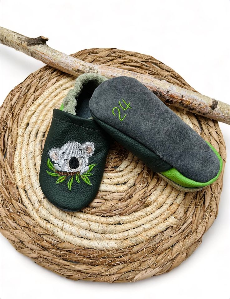 Lederpuschen, Krabbelschuhe, Hausschuhe Gr. 24 handmade NEU in Germaringen