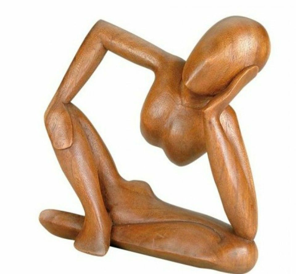 Moderne Holz Figur aus Suar Holz, der "Denkende" in Rheinböllen