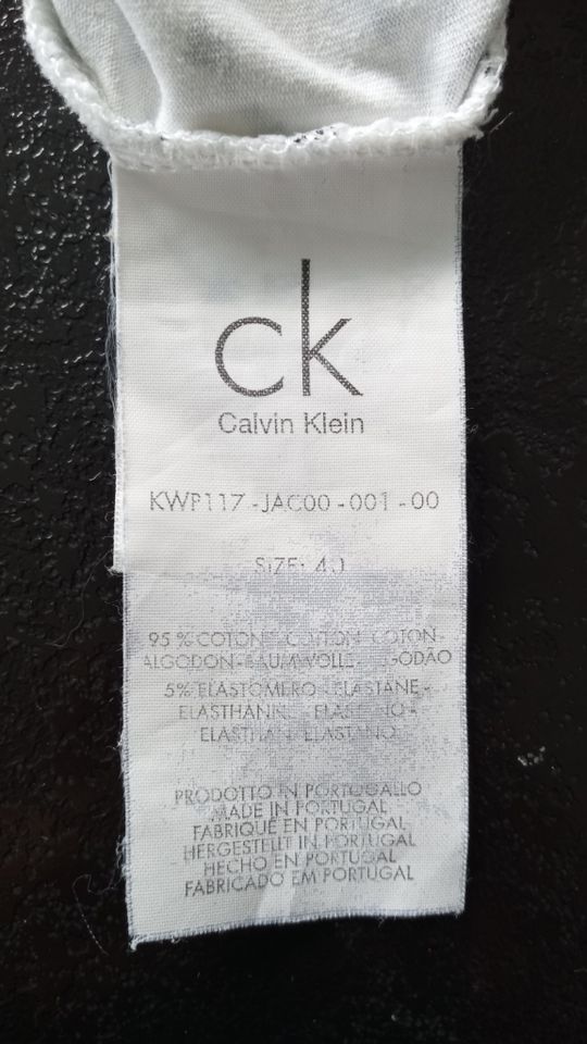 T-Shirt mit Muster und Rundhalsausschnitt von Calvin Klein, 36 S in Straßkirchen