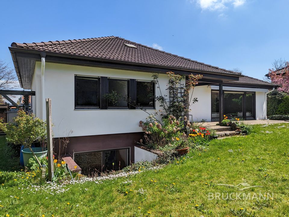 Schöner (uneinsehbarer) Bungalow zum Wohlfühlen mit tollem Grundriss & Garten in Westausrichtung! in Weisenheim am Berg