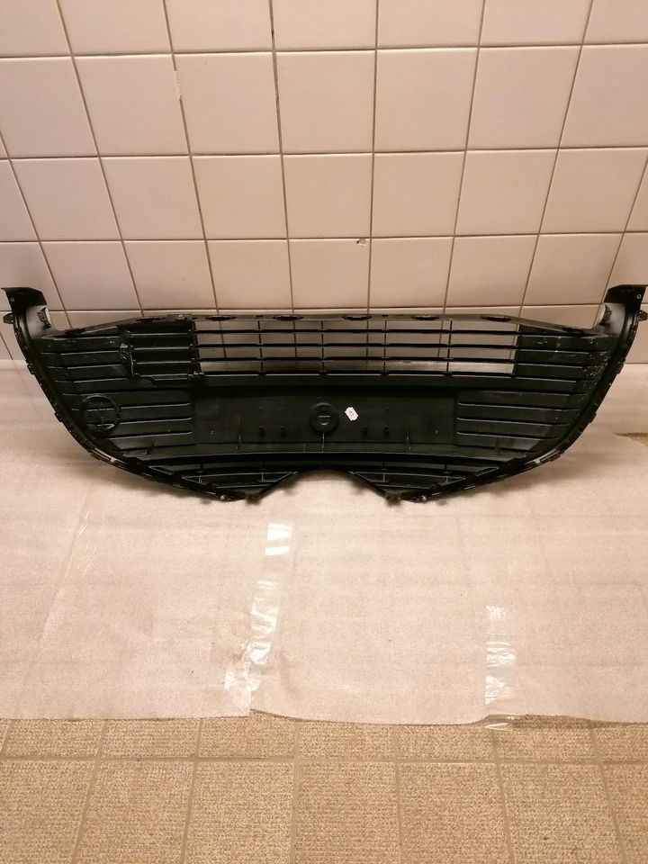 Toyota Yaris , Stoßstangegrill unten, 53102-OD040,53112-OD400 in Herne