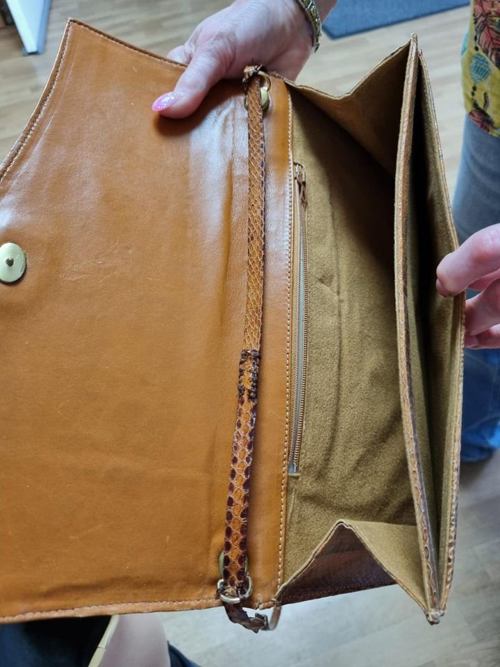 Handtasche Kroko  Optik mit Etikett Modell Nr  Certificado in Berlin