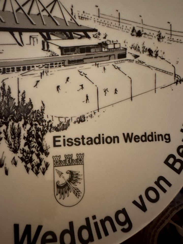 Teller Sport Eisstadion Wedding Bezirksamt IR Porzellan 26cm in Berlin