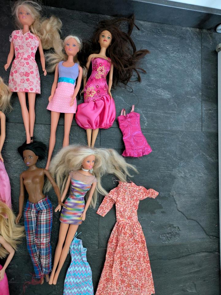 12 Barbies und andere Puppen inklusive Kleidung und Küche in Kissing