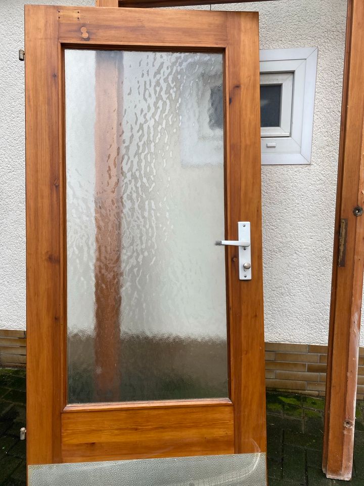 Alte Holz Haustür Eingangstür mit Glaseinsatz und Oberlicht in Schenklengsfeld