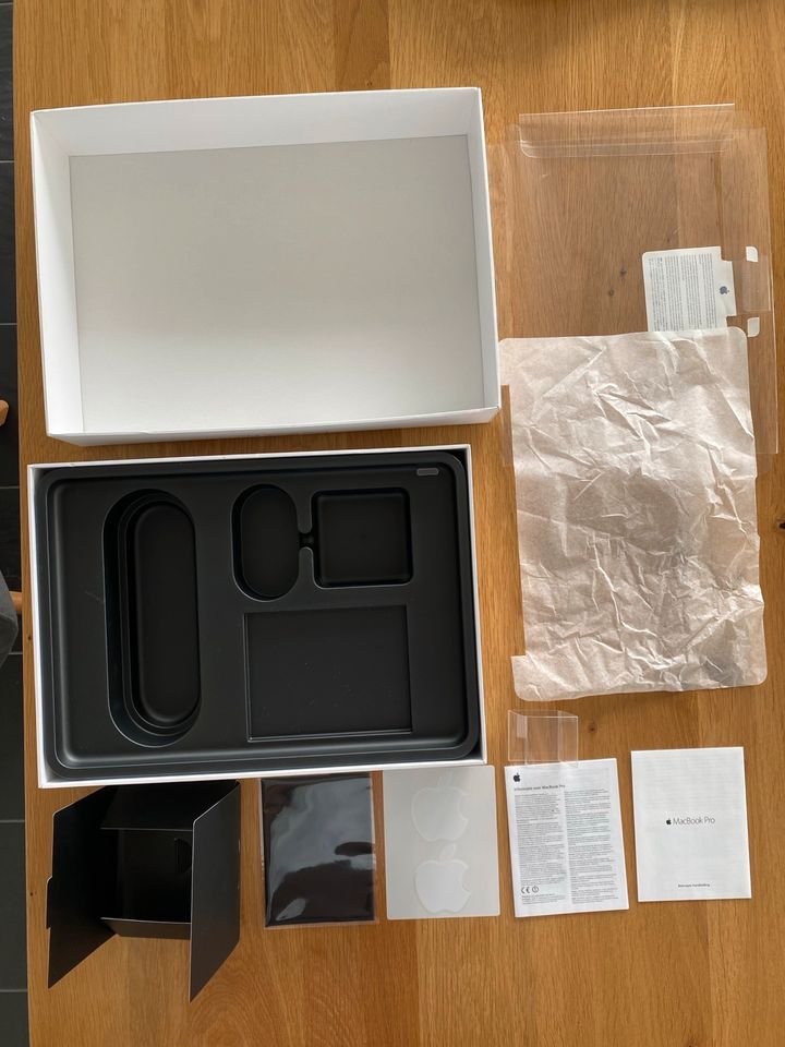 MacBook Pro 13-Inch, LEERE Verpackung in Frankfurt am Main