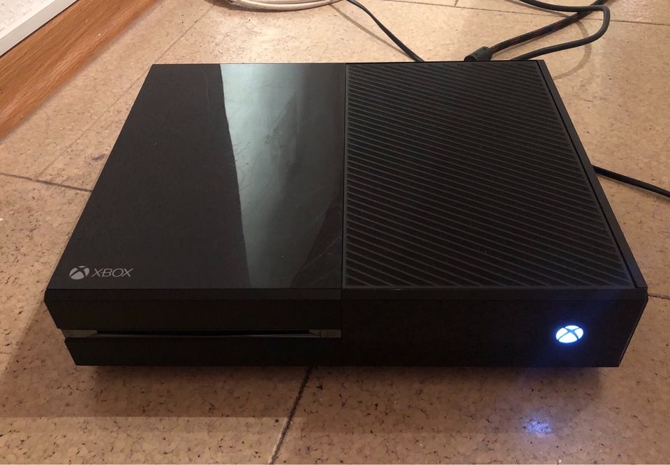 XBox One mit Zubehör in Bad Endbach