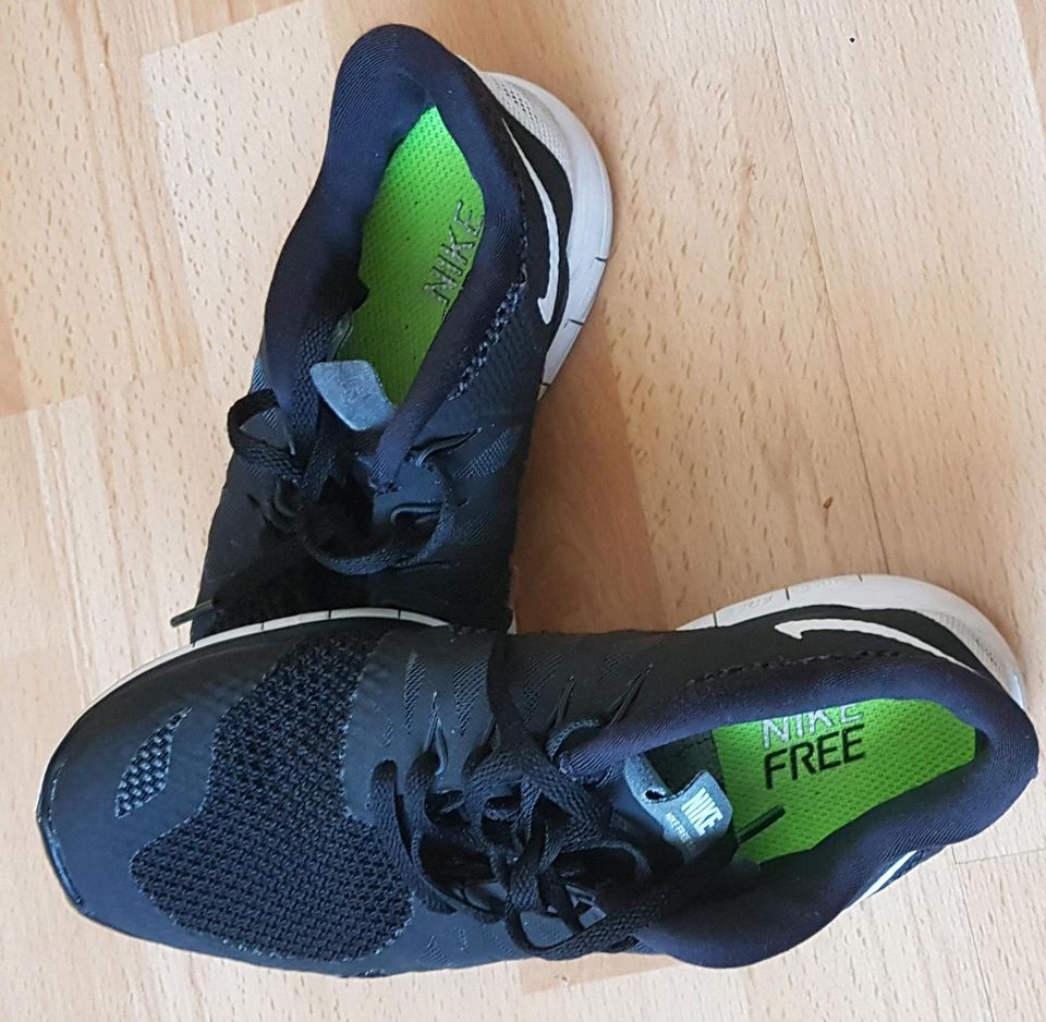 Zwei Paar Schuhe, Nike und Puma in Bayreuth