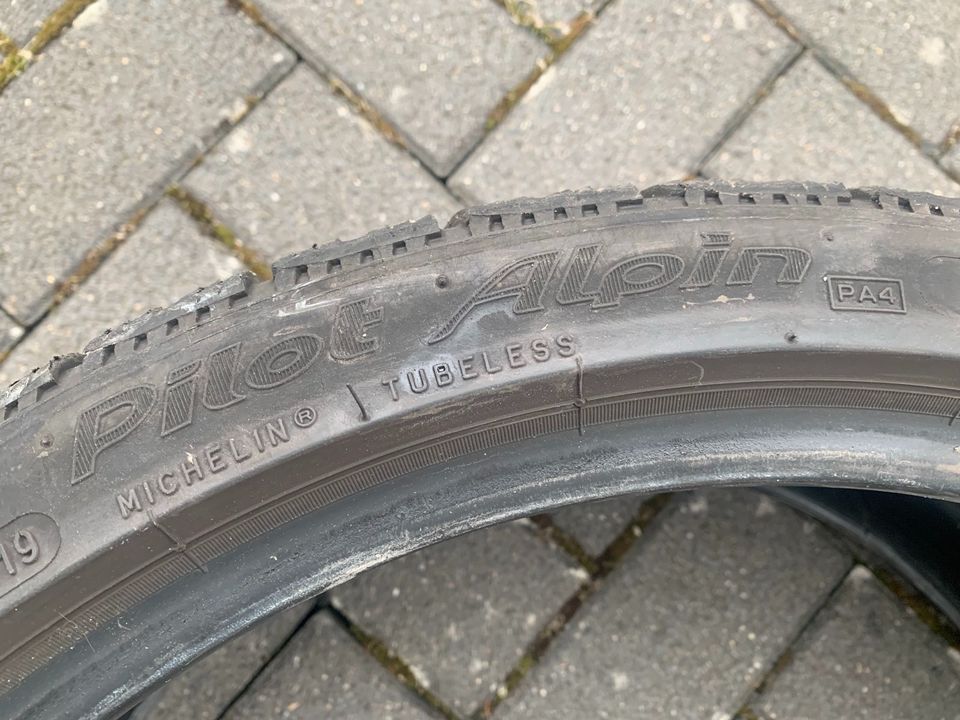 Michelin Pilot Alpin 4 Winterreifen 235 35 19 91W 5mm Profil in Bad Camberg