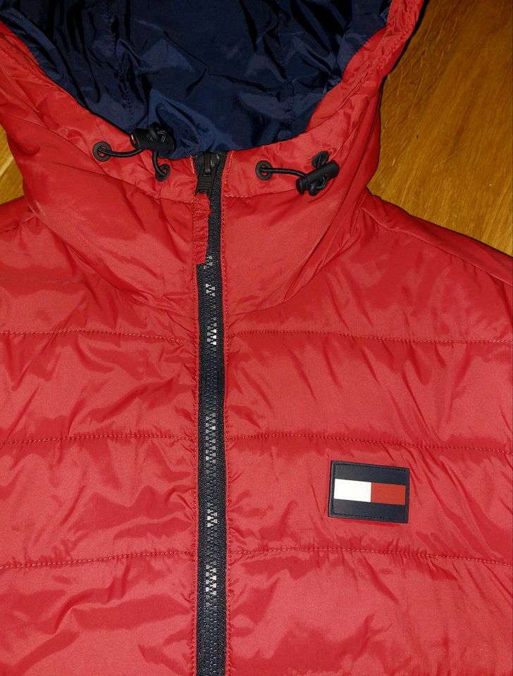 Tommy Hilfiger Steppjacke Winter Jacke warm XS S 34 rot blau weiß in Mandelbachtal