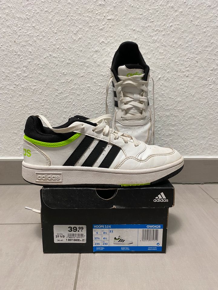 Jungen 37 Sneaker Adidas Hoops 3.0 weiß neongrün schwarz in Bottrop