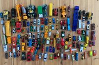 Eine Kiste voller Spielzeugautos und Fahrzeugen Berlin - Reinickendorf Vorschau