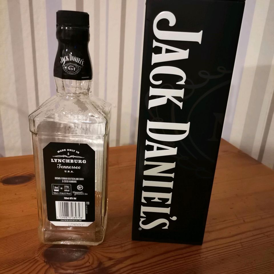 Jack Daniel's Flasche und Dose leer in Uehlfeld