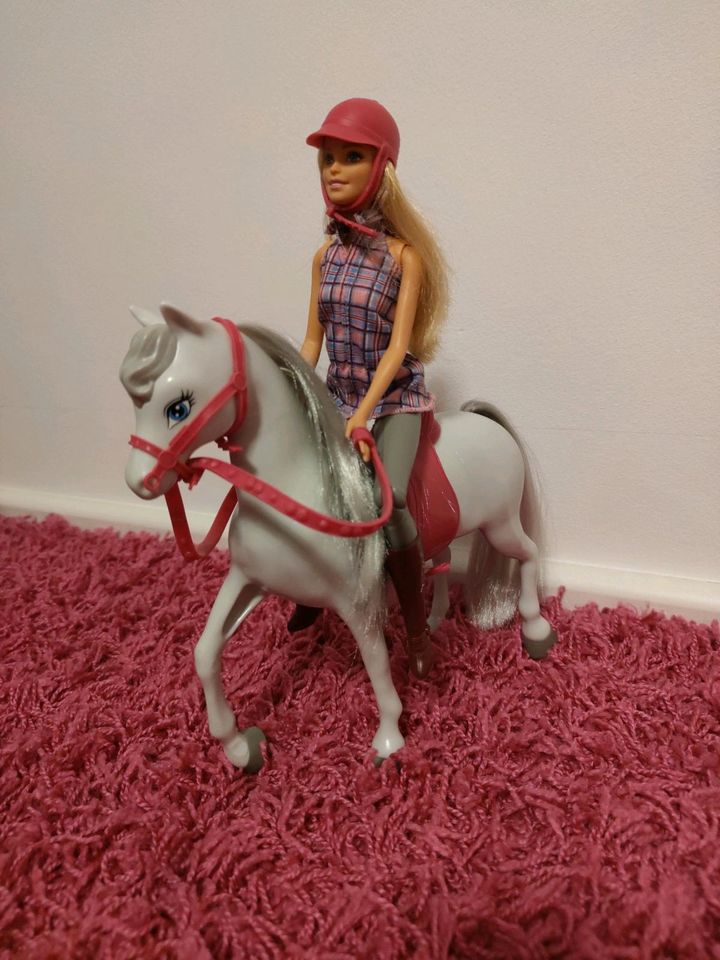 Barbie Reiterin mit Pferd  in Hamburg