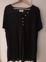 Schwarzes T-Shirt mit Blumenmuster Niedersachsen - Burgwedel Vorschau