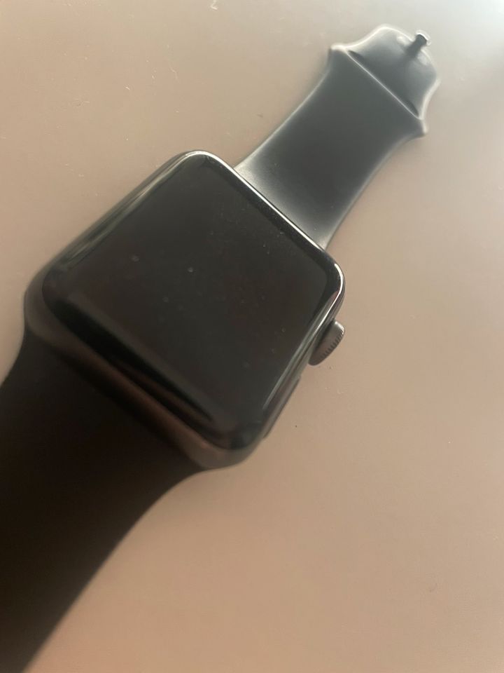 Apple Watch 3 (mit roten Drehrad) in Berlin