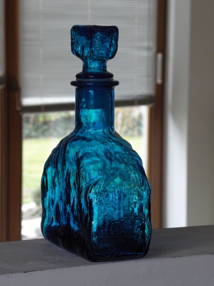 Blaue Glasflasche mit luftdichtem Verschlussdeckel in Bremervörde