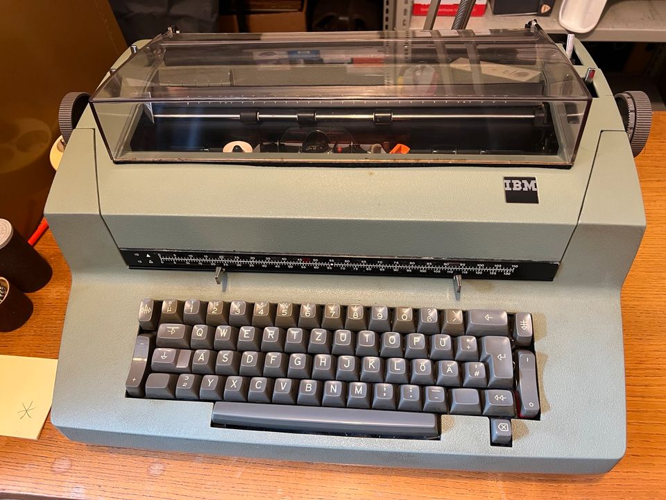 IBM Kugelkopf Schreibmaschine Type XYD, 2 Köpfe, Haube in Pulheim