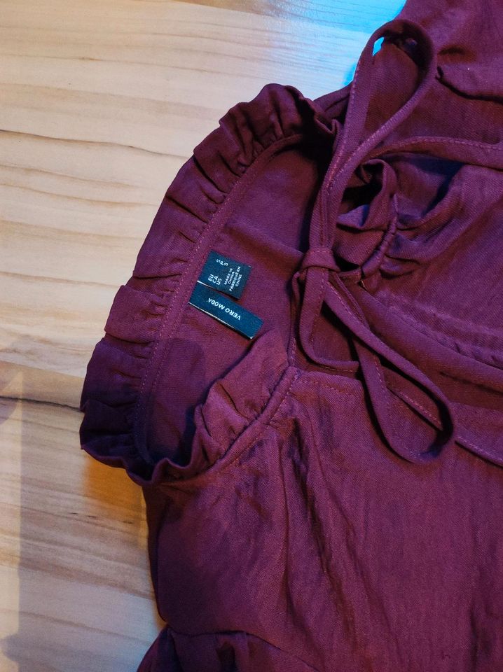 Bluse hochgeschlossen mit Schnürung von Vero Moda Bordeaux in Sonnefeld