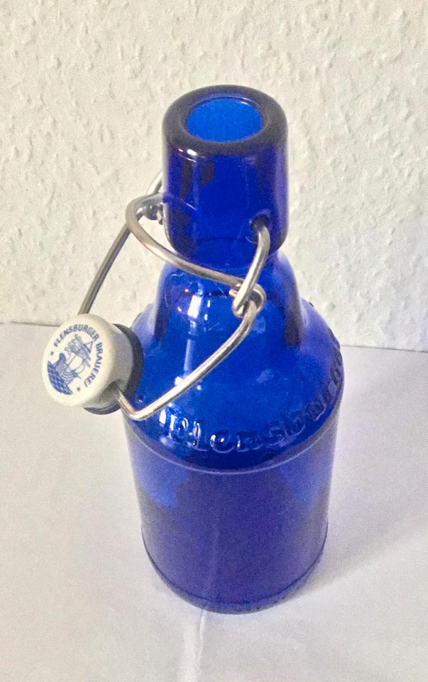 Bierflasche Flensburger Brauerei alte Bierflasche Sammler Blau in Kremmen