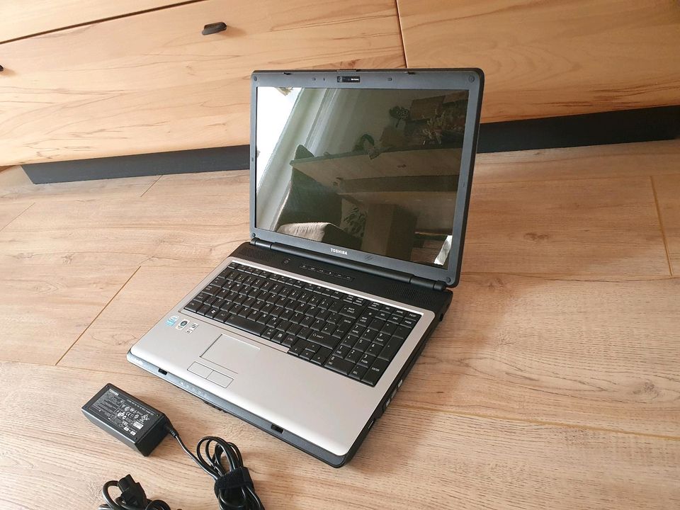 Toshiba Sattelit Laptop 17" Zoll SSD Windows 10 in Gelsenkirchen