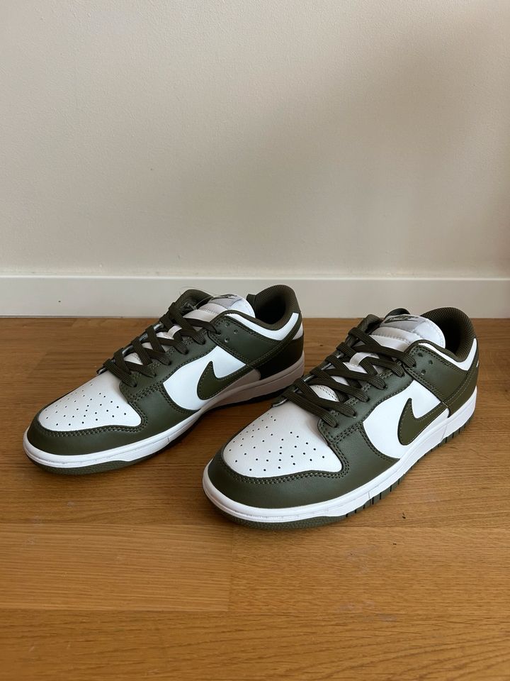 Nike Dunk Low Olive 42.5 in München