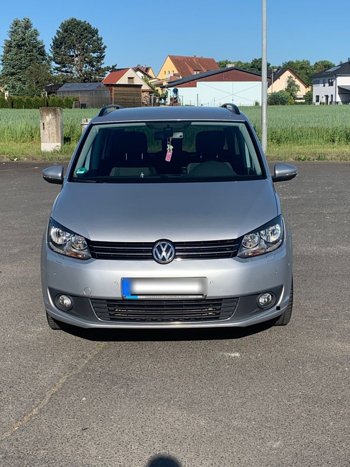 VW Touran in sehr gutem Zustand in Regis-Breitingen