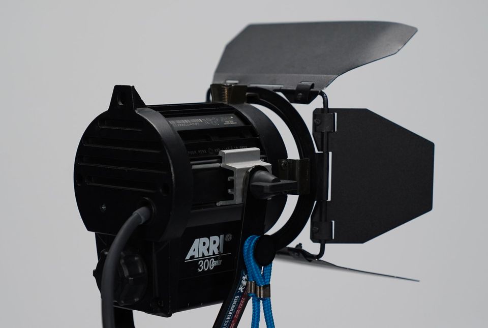 ARRI Junior 300W Plus Fresnel Tungsten Stufenlinse Filmlicht in München