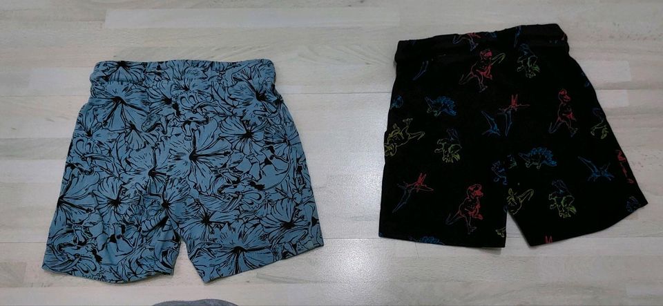 Verschiedene Shorts Gr. 104 ab 2,50€ in Wölfersheim