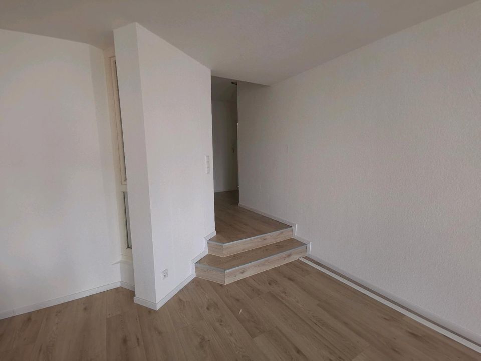 Helle, moderne 2 Zi. Wohnung mit Balkon und Wannenbad in Langen in Langen (Hessen)
