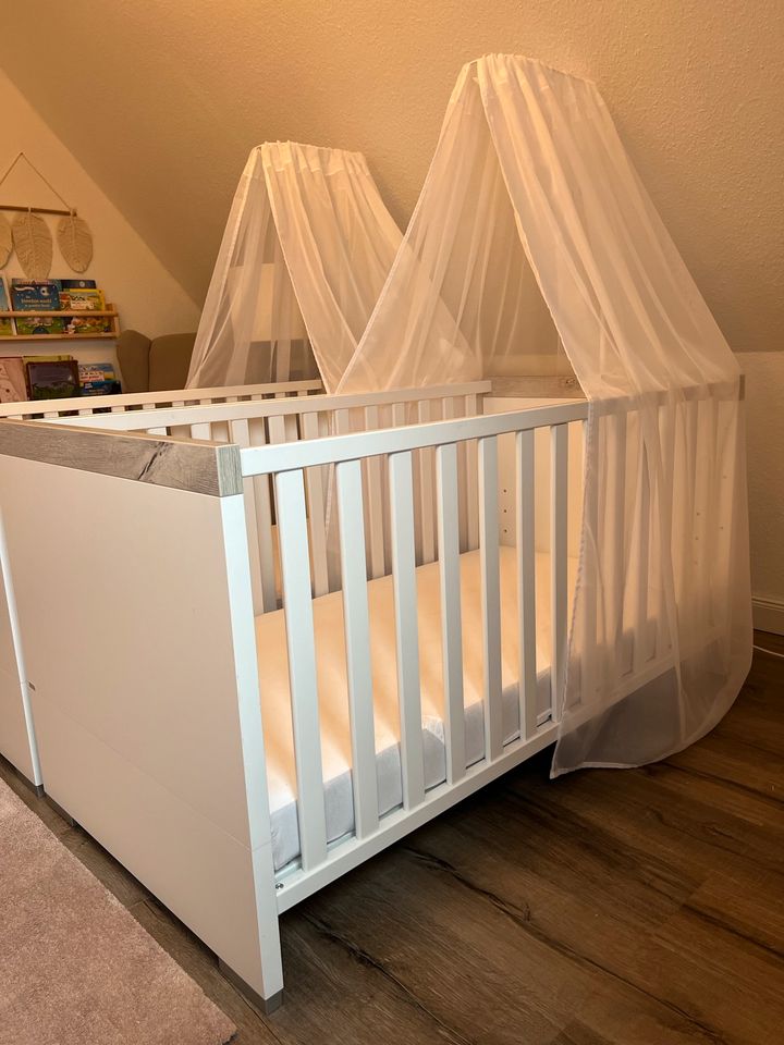 Paidi Kira Babybett Gitterbett Zwillinge inkl. Matratzen + Himmel in Wiefelstede