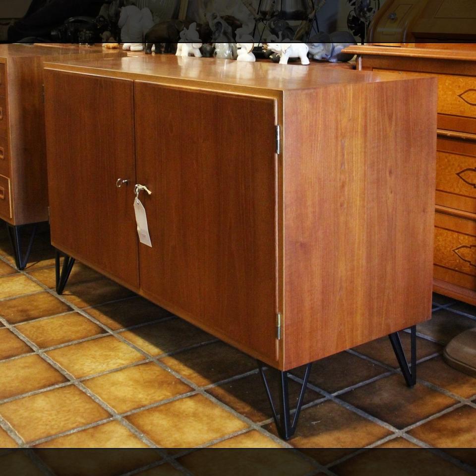 Mid Century Kommode aus Teak mit innenliegenden Schubkästen in Oeversee