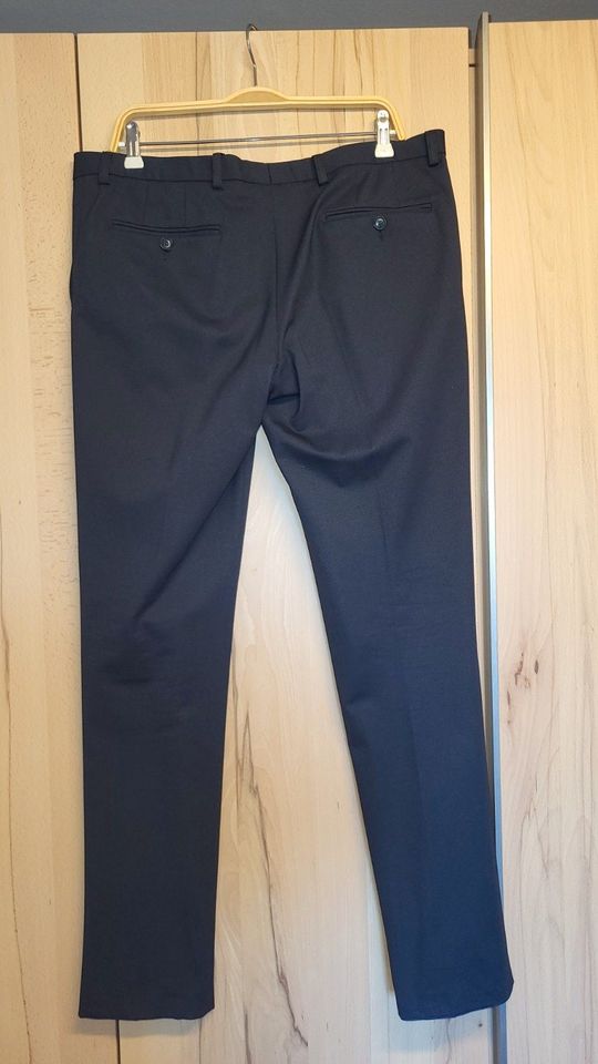 Anzug slim dunkelblau Jacke 50 Hose 52  + zwei Hemden Gr. 40/41 in Dresden