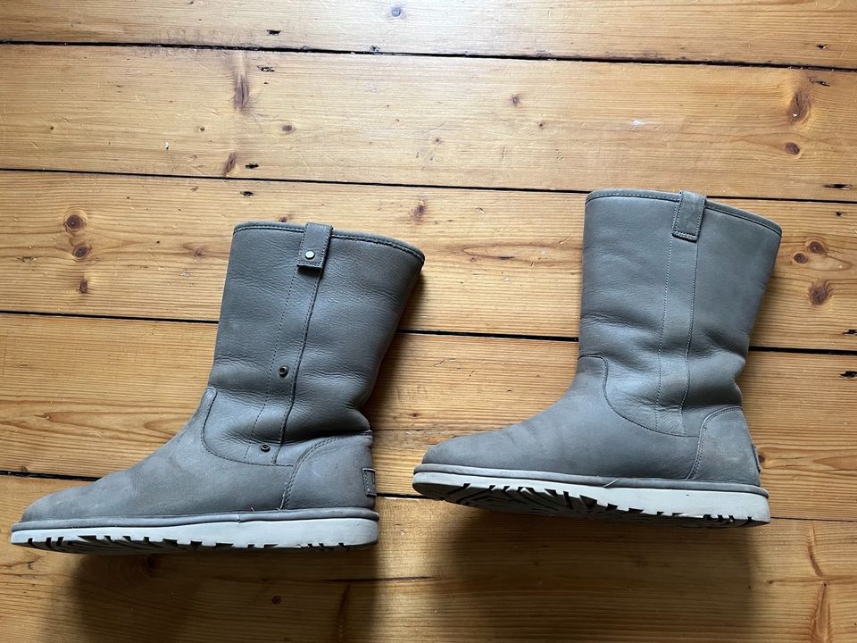 UGG BOOTS STIEFEL GRAU MIT FELL GEFÜTTERT GR 38 in Aachen