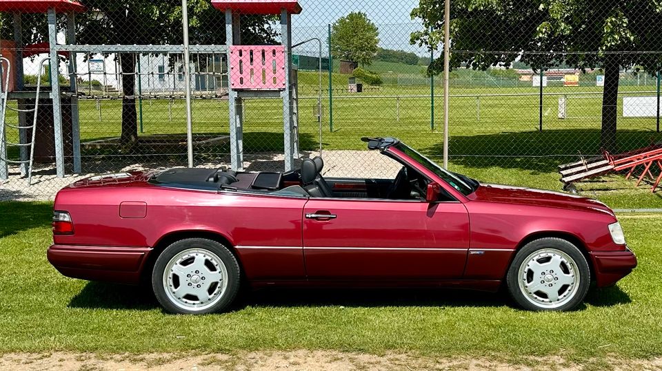 Mercedes Benz W124 E 220 Cabrio AMG Sammlerzustand Sport Line in Erdweg