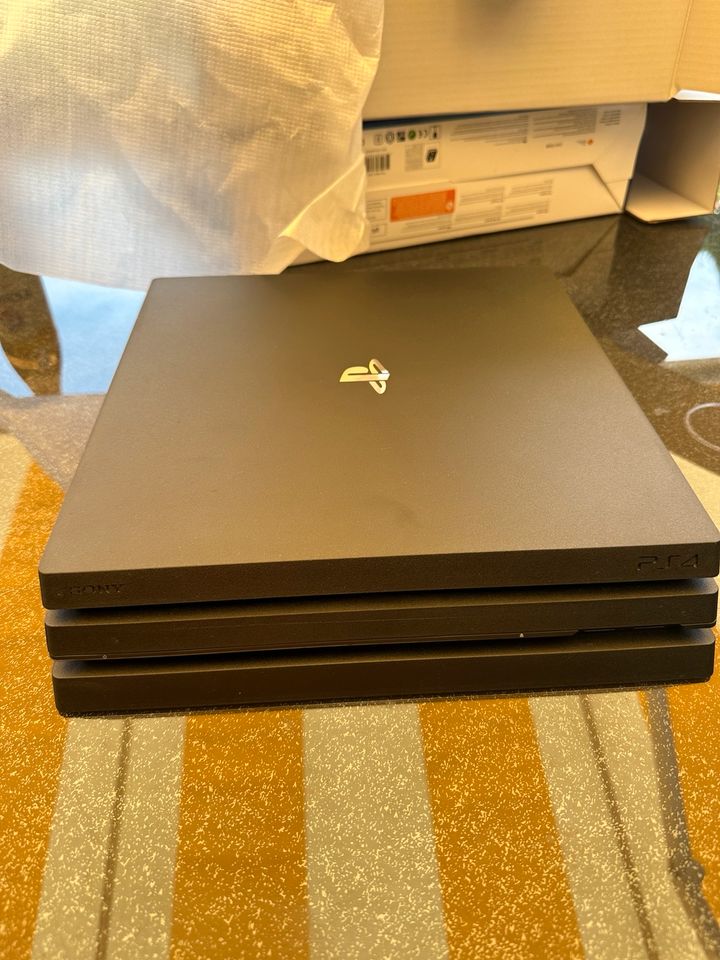 PlayStation 4 Ps4 pro 1 TB mit 2 Controller + Ladestation in Bergheim