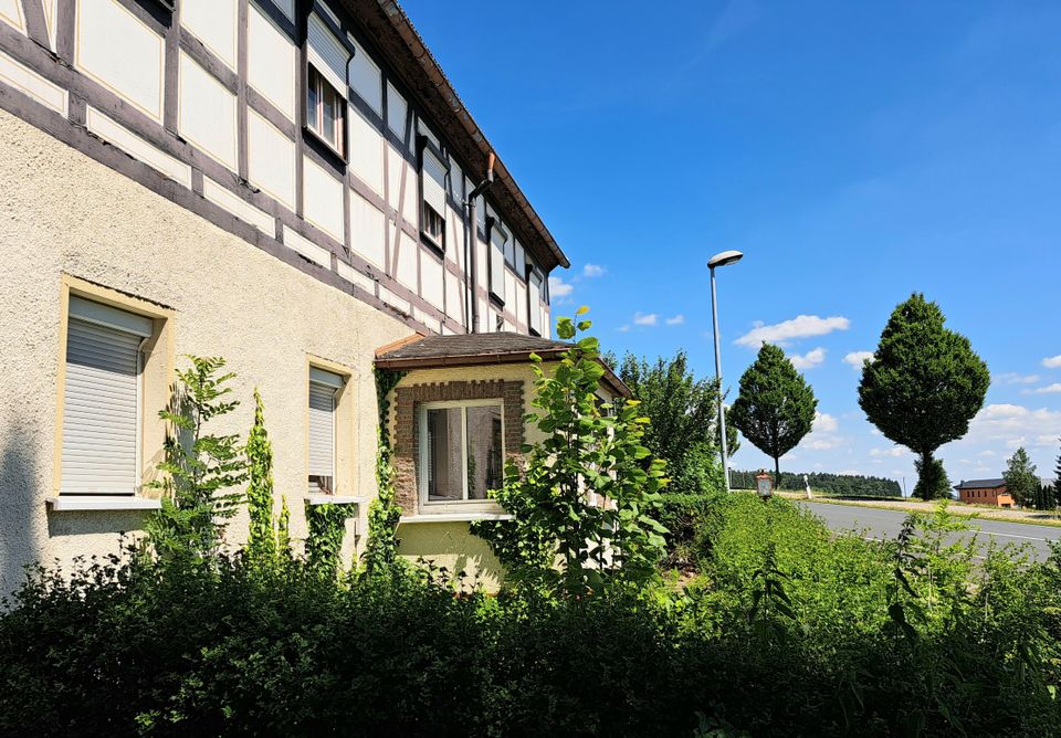 Wohnhaus mit Nebengebäuden in Großhartmannsdorf