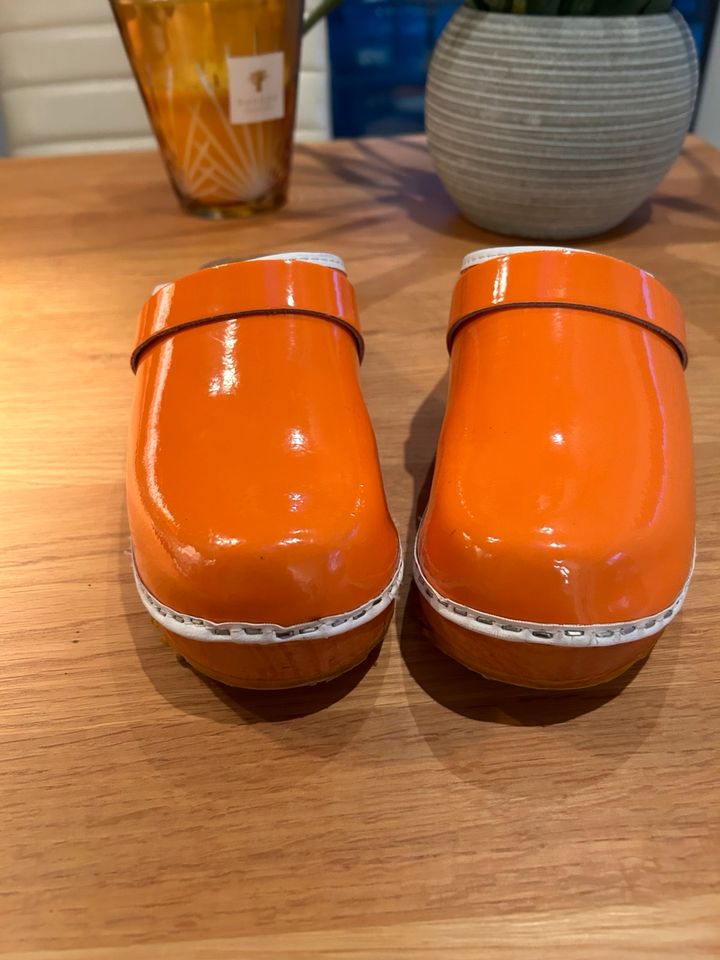 Clogs in Orange in Leer (Ostfriesland)