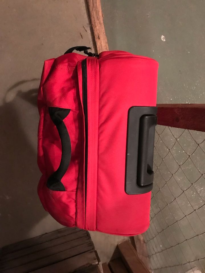 Eastpak Koffer rot in Hamburg