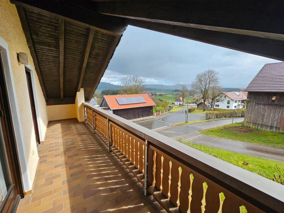 3-Zimmer-DG-Wohnung mit Loggia und einzigartigem Ausblick in Treffelstein