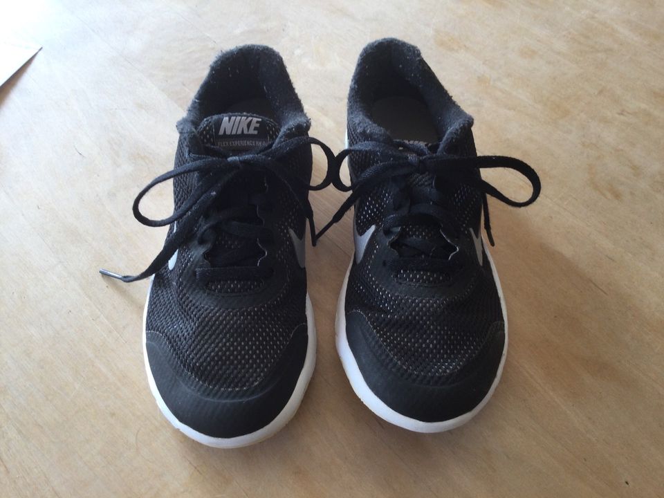 Nike Schuhe Sportschuhe Laufschuhe Gr. 38 in Traitsching