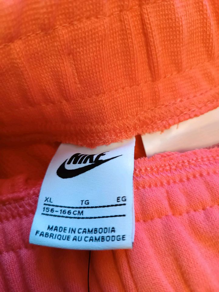 Nike Mädchen xl Sporthose sweat short 158 164 neu in Eisenach