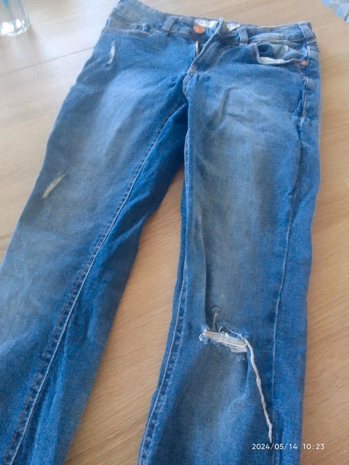 Ripped Jeanshosen Mädchen in Bochum