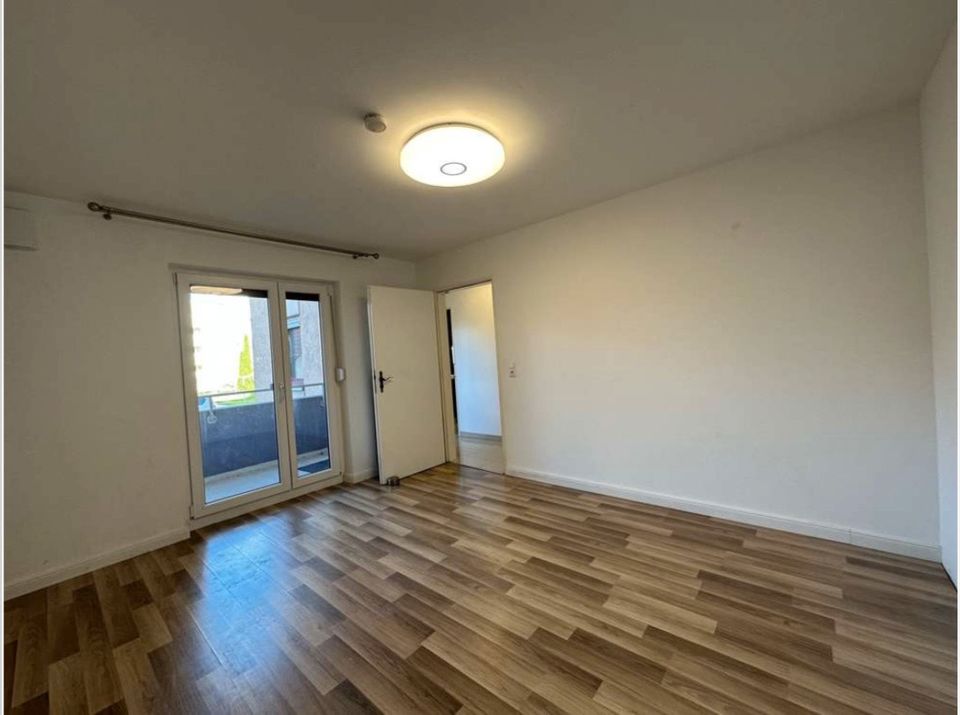 Gepflegte Wohnung mit Wintergarten und Balkon , EBK in Augsburg