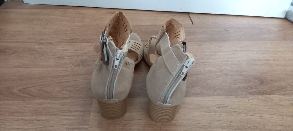 Sandalen beige Größe 43 neuwertig in Oetzen