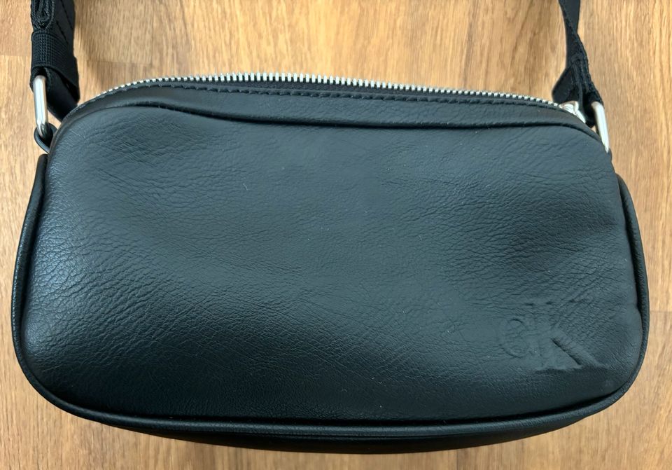 Calvin Klein CK Tasche Schultertasche schwarz mit Logo in Frankfurt am Main