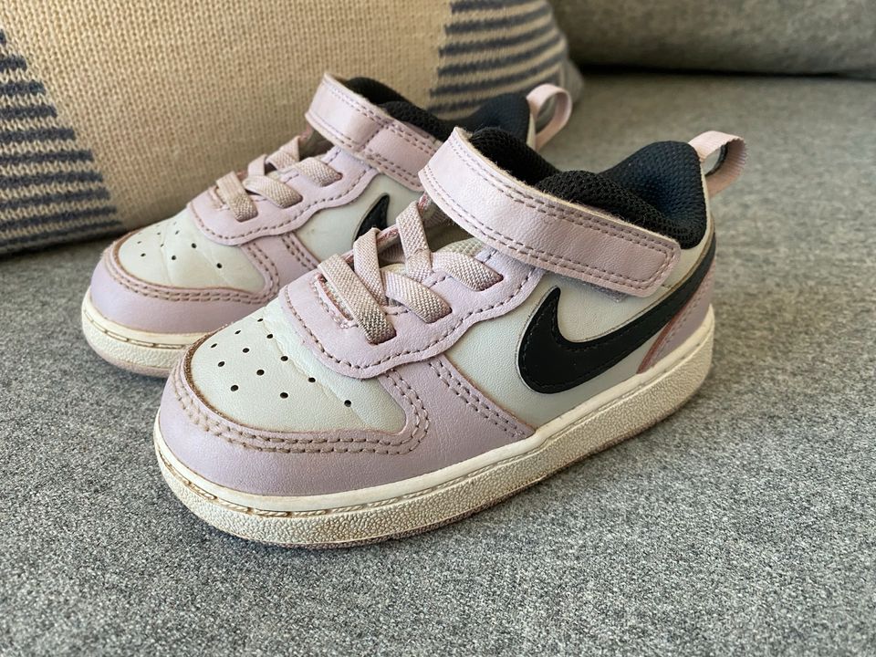 süße NIKE Kinder Sneaker Turnschuhe flieder pastell Gr. 23.5 in Hamburg