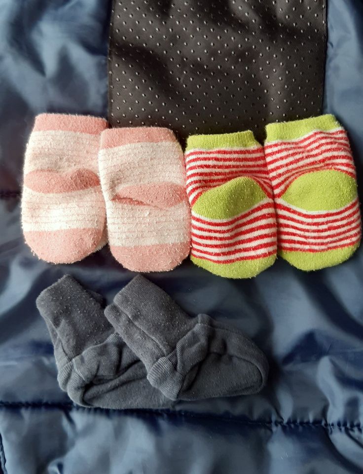 2 Rasselsöckchen + 1x Socken gratis in Garbsen