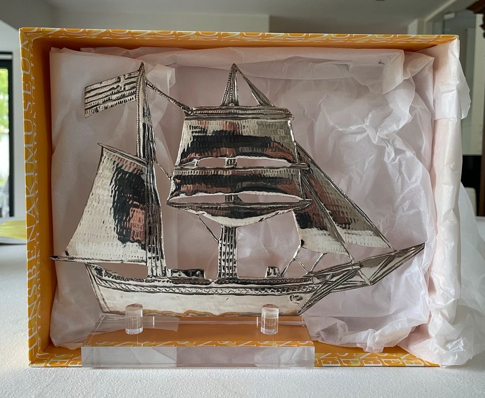 Handmade Silver Segelschiff auf Plexiglassockel in Neuss