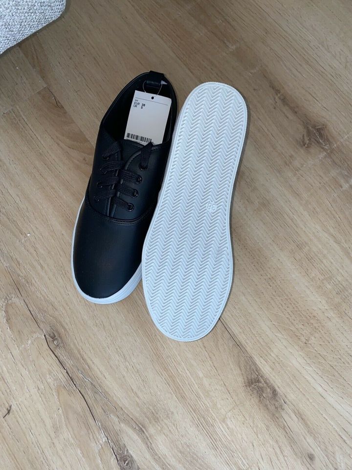 Neuer Sneaker von H&m in Hamburg